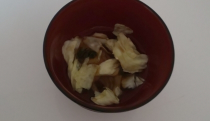 キャベツとわかめ味噌汁