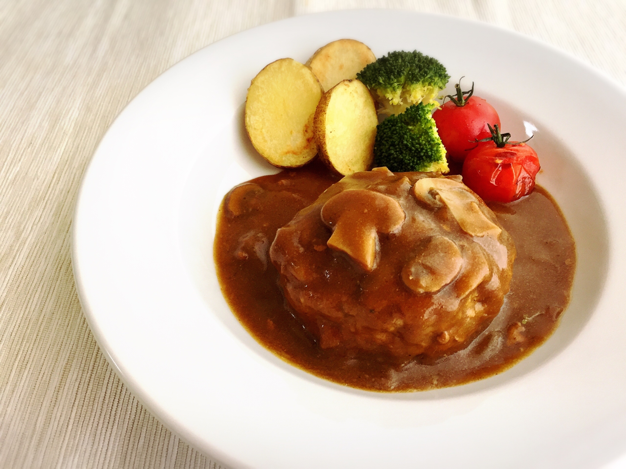 みんなが大好きな組み合わせ!カレー煮込みハンバーグ