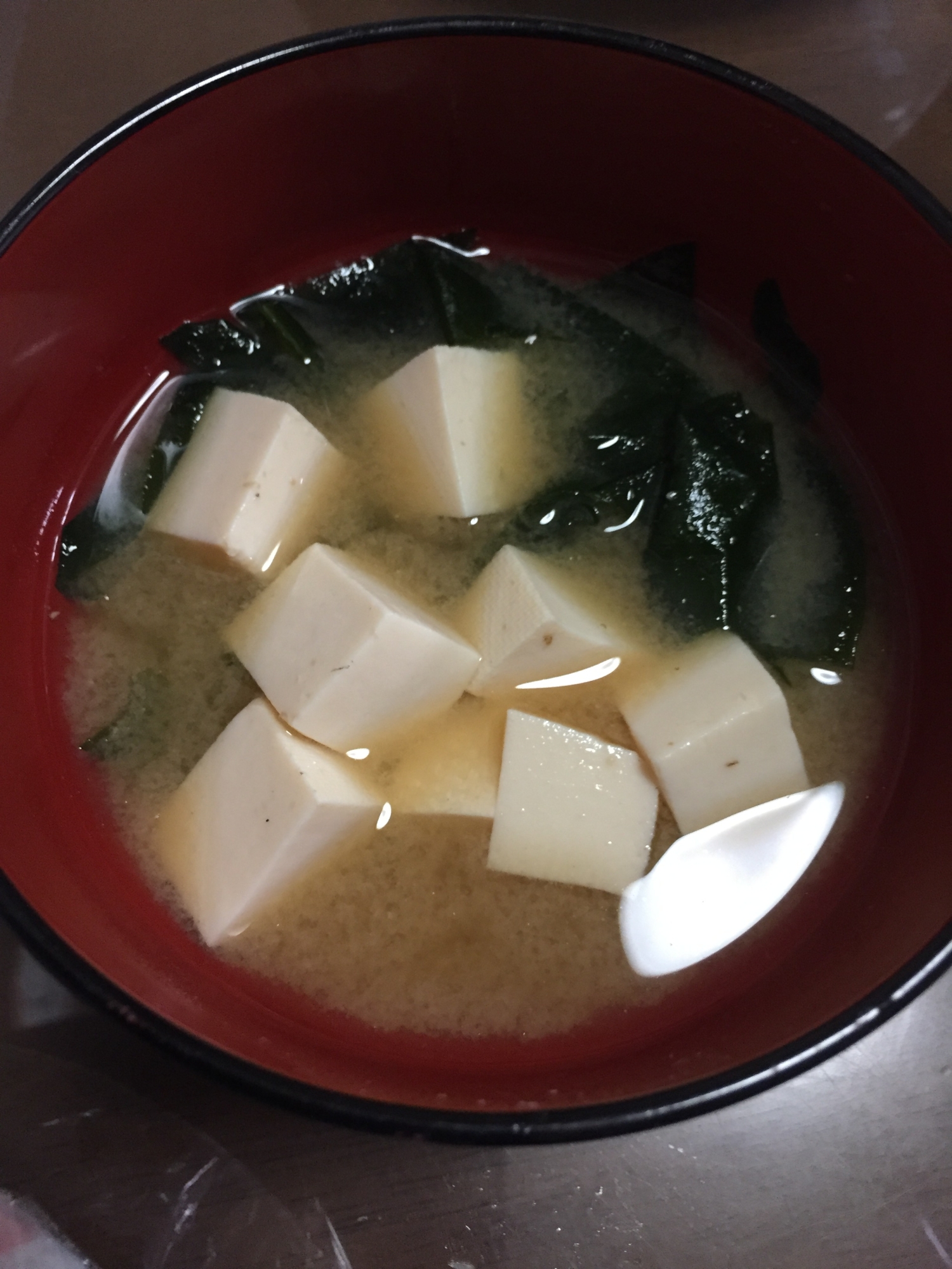豆腐とわかめの具だくさん味噌汁