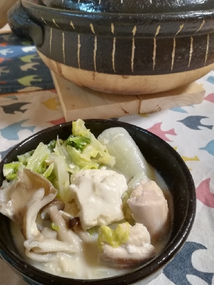 鶏肉とはくさい、豆腐のヘルシー豆乳鍋