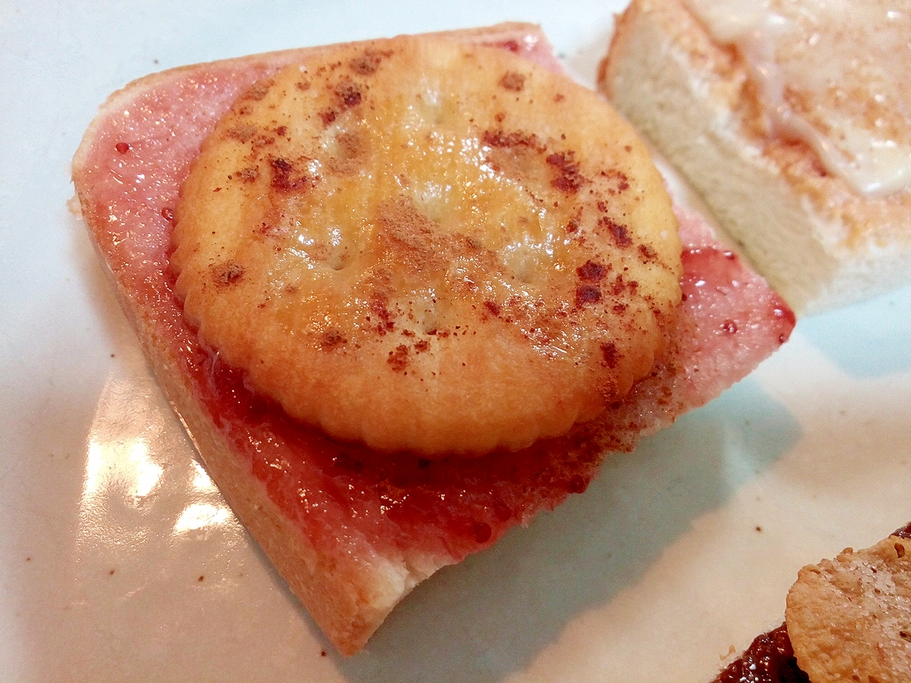 苺ジャムとリッツのメープルシナモントースト