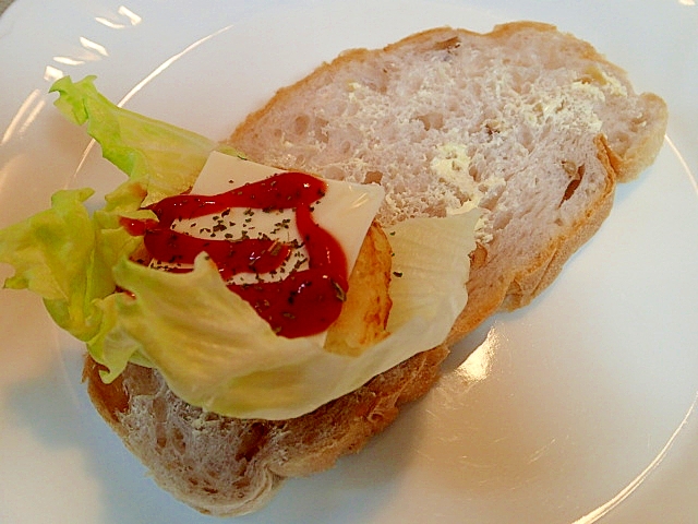 レタスとハッシュポテトとチーズのカンパーニュ