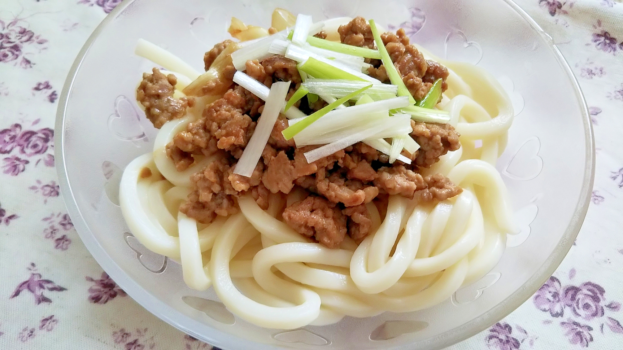 簡単一品！白髪ネギのせ肉味噌うどん