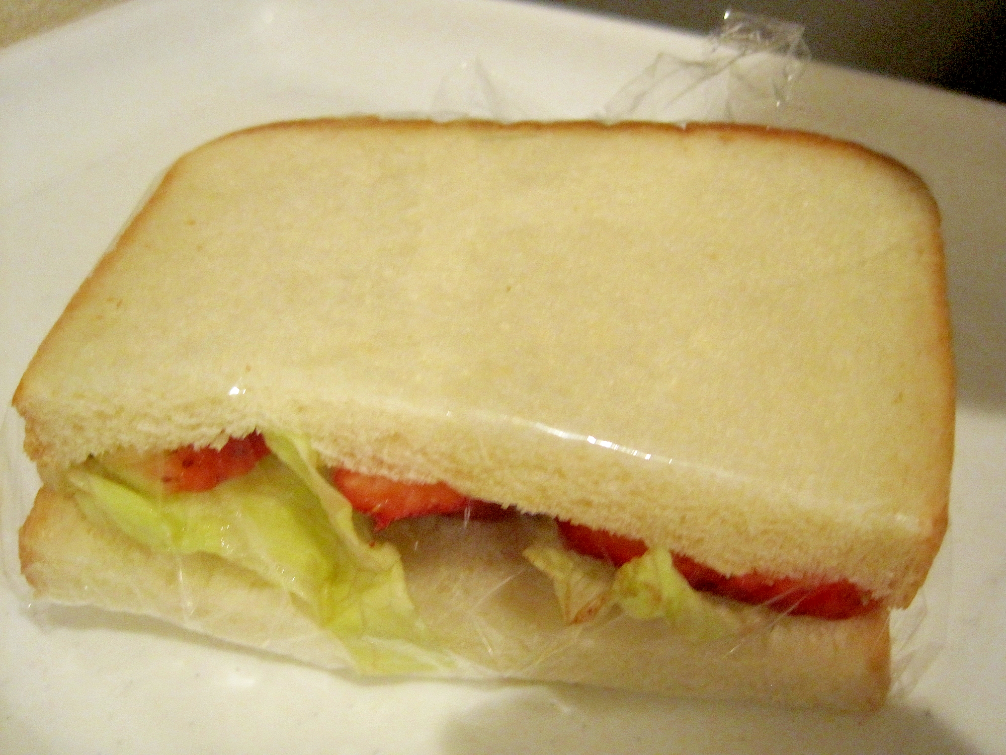 苺とレタスのサンドイッチ