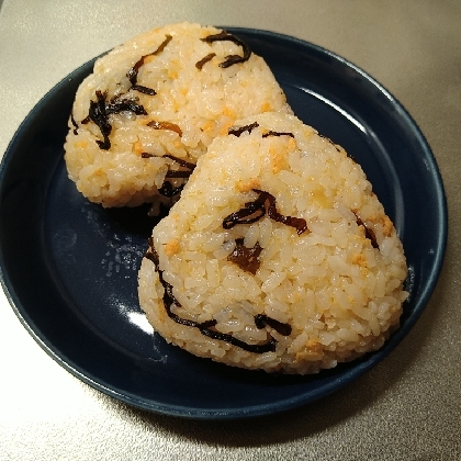*鮭と塩昆布のおにぎり*