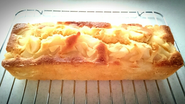 ケーキクーラーの上にのせた白桃缶のスパイスケーキ