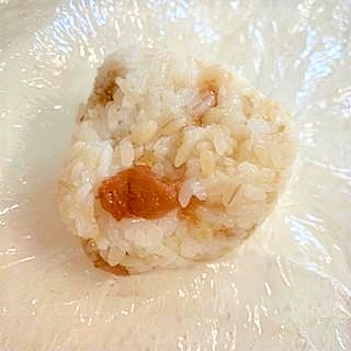 麦入りご飯で　梅干と山わさびのおにぎり