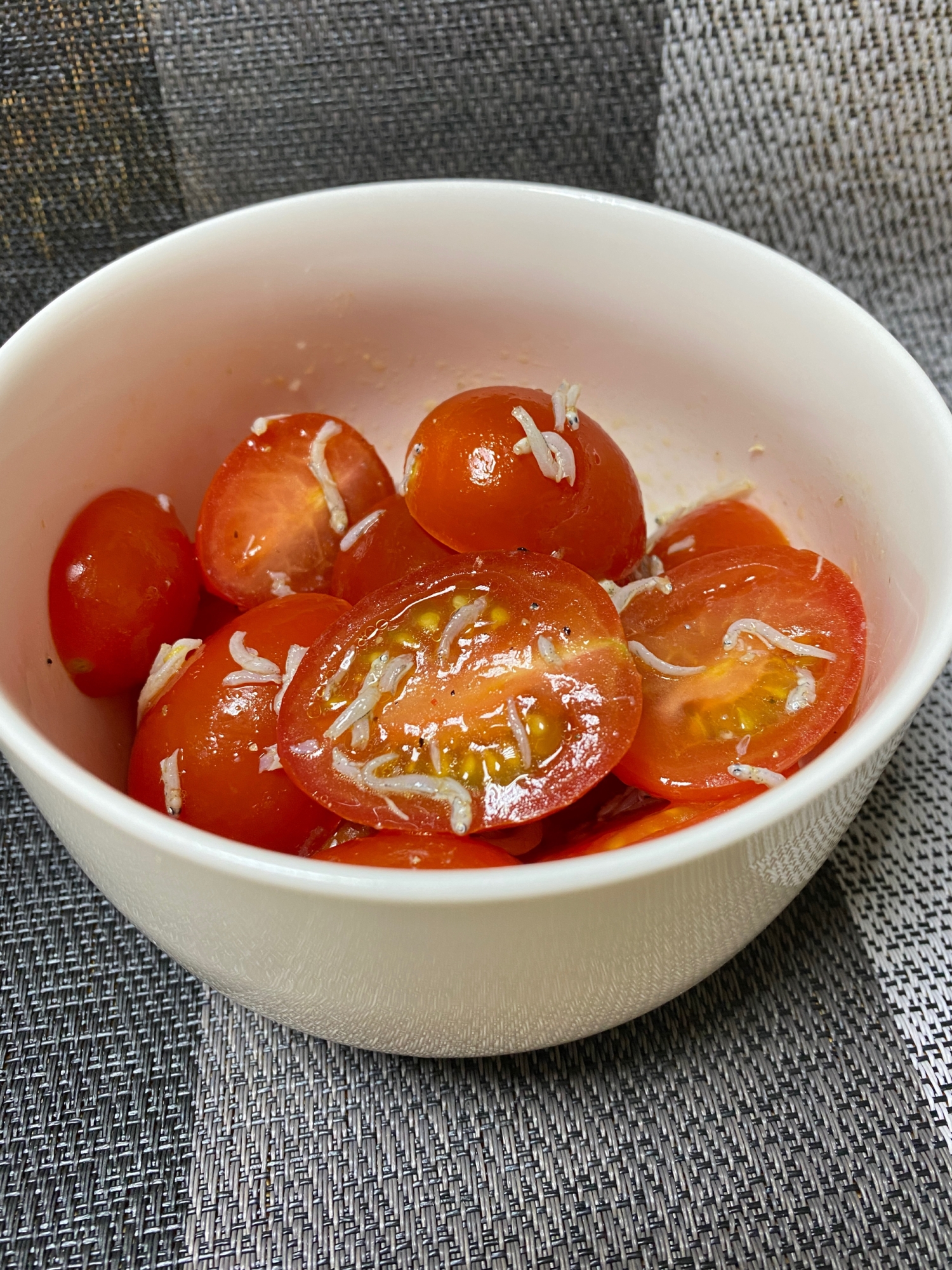 さっとできる副菜　トマトのおじゃこ和え