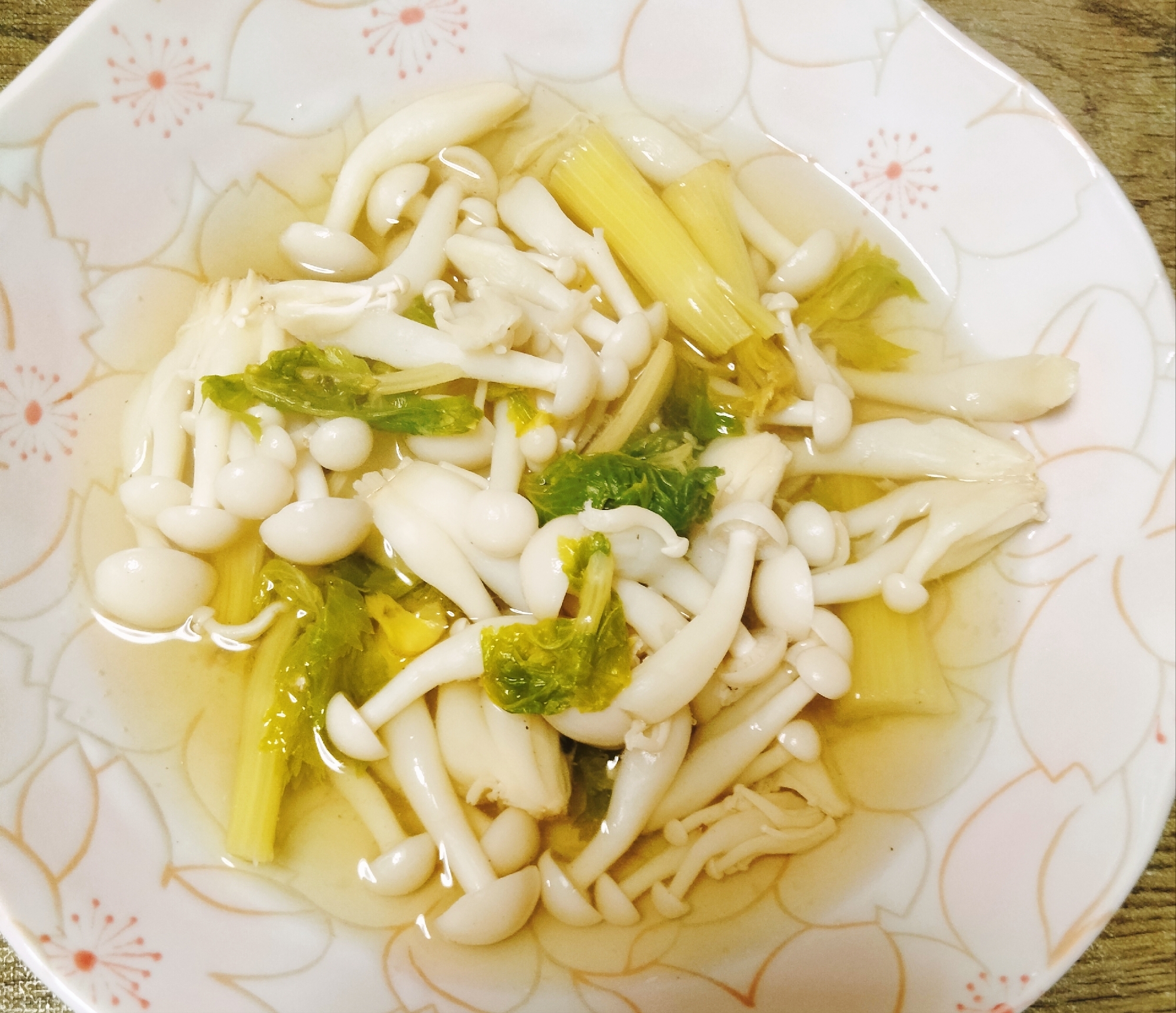 セロリとブナピーの白だし酒煮