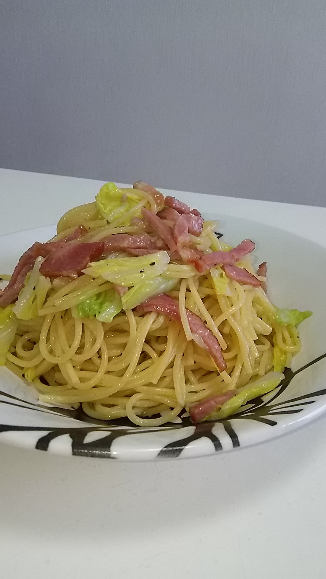 キャベツとベーコンの水パスタ