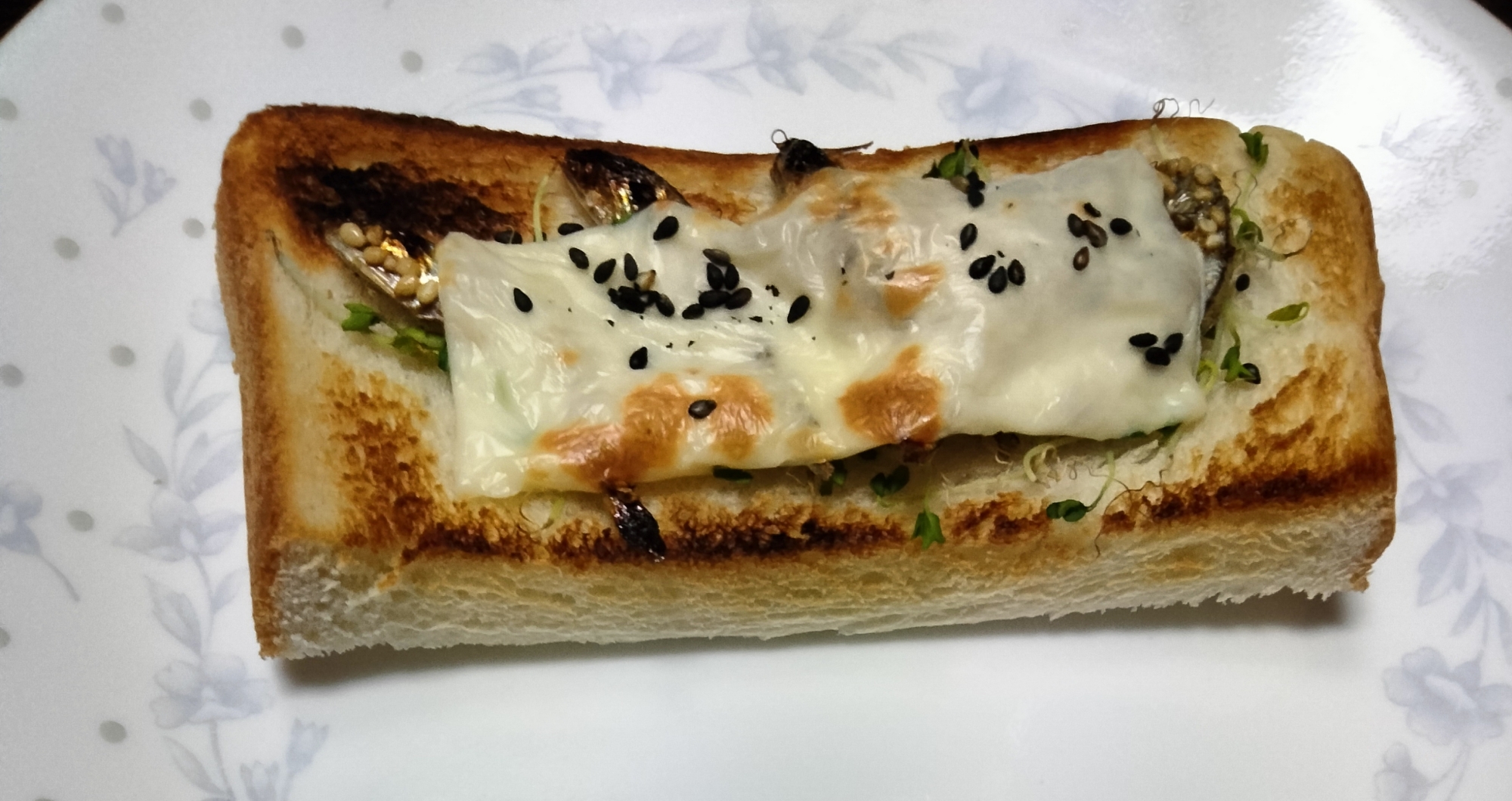 チーズトーストアレンジ スプラウト&ごまごま小魚