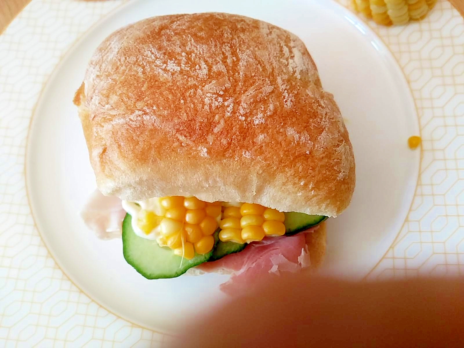 ハムときゅうりとトウモロコシのサンドイッチ