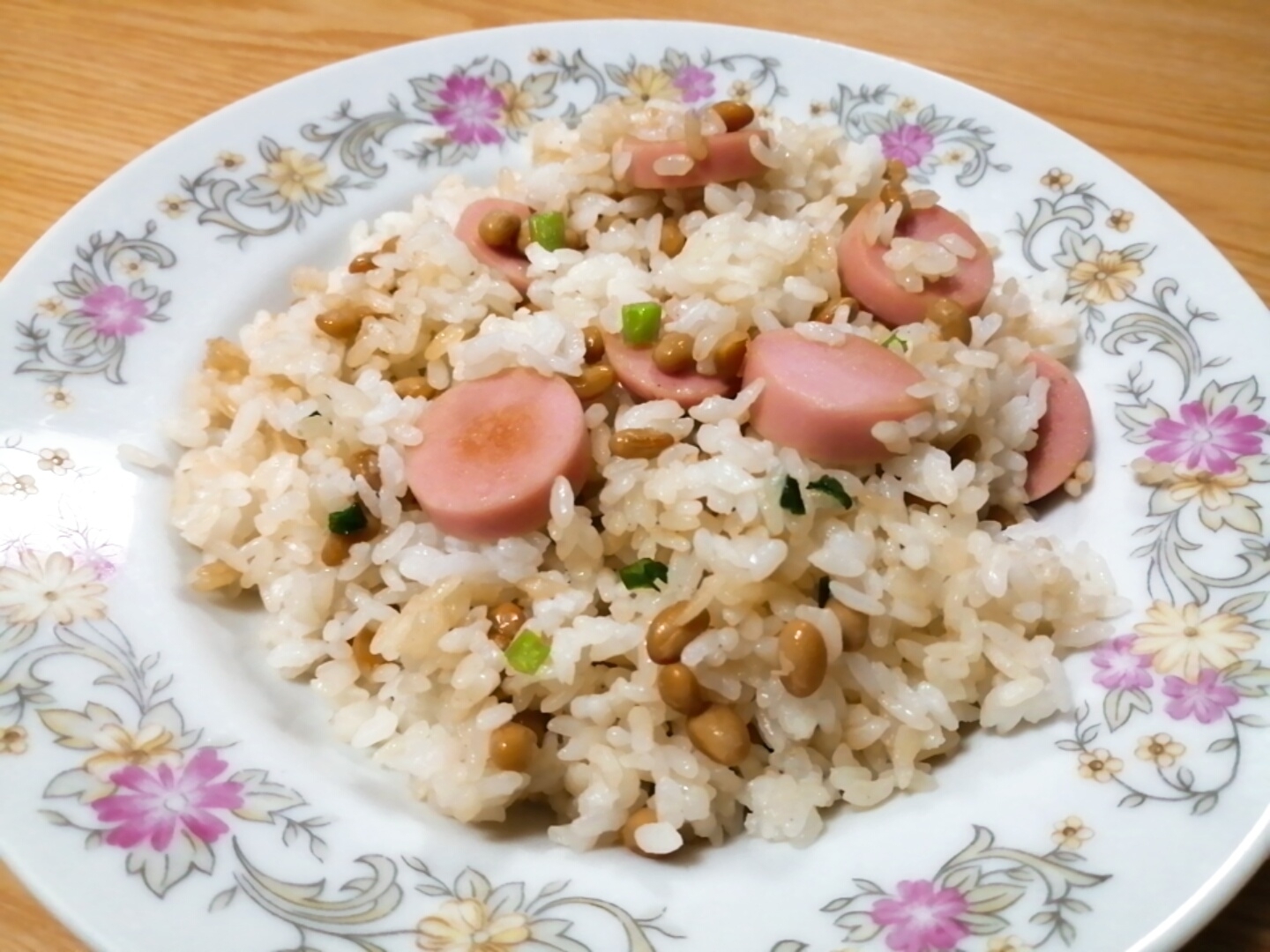 納豆と魚肉ソーセージと小ねぎの炒飯
