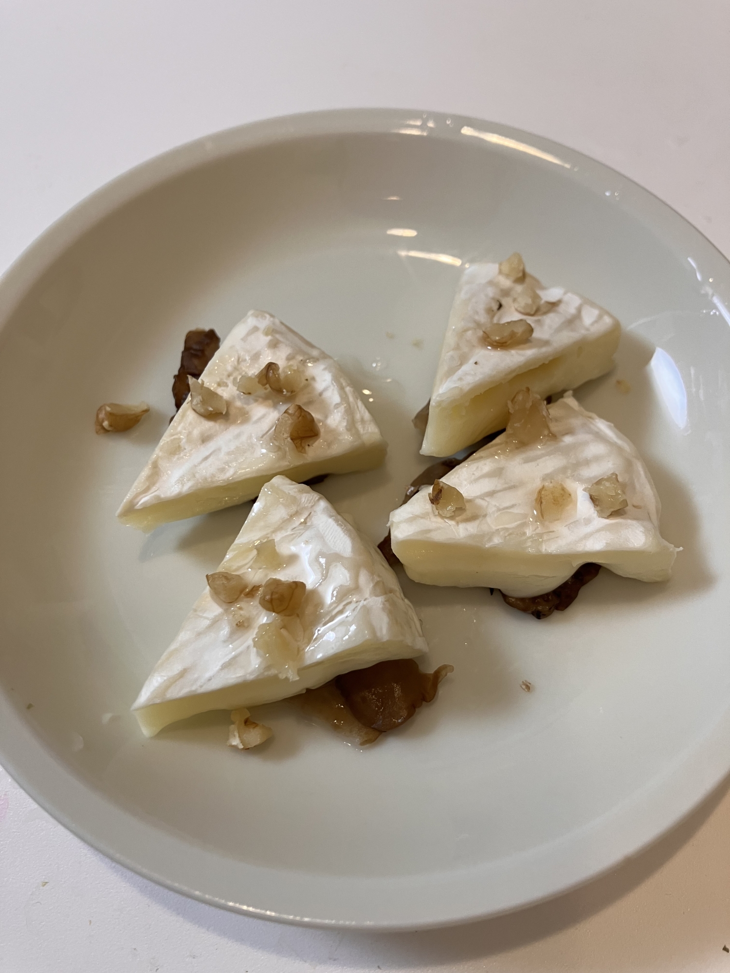 国産チーズといぶりがっこのつまみ