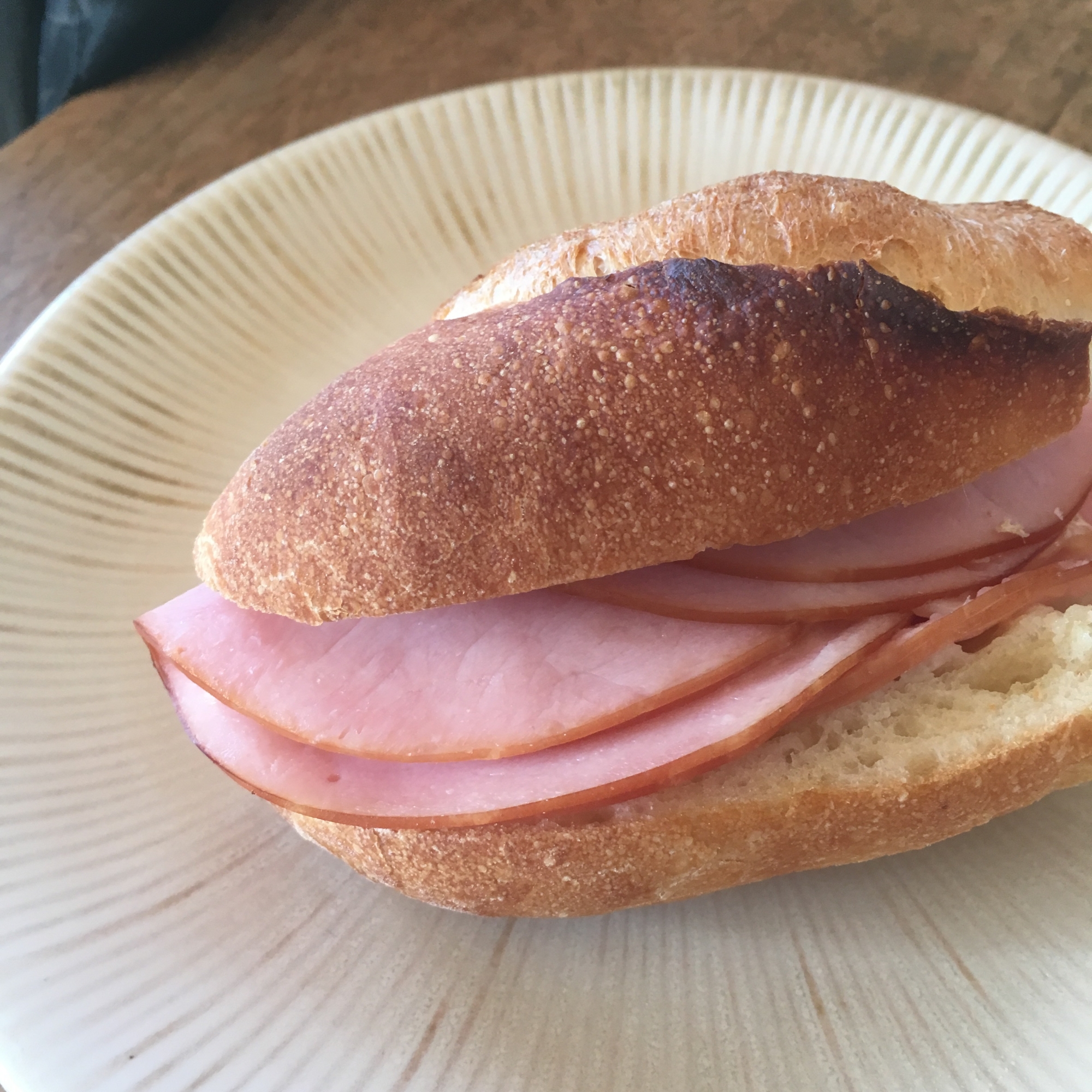 フランスパンでハムチーズサンド