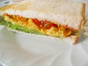 ふんわり卵と野菜のサンドイッチ