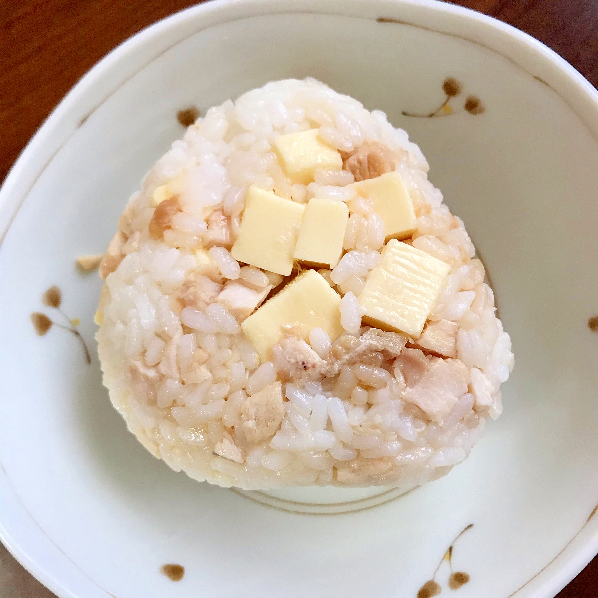 鶏ハムとベビーチーズのおにぎり