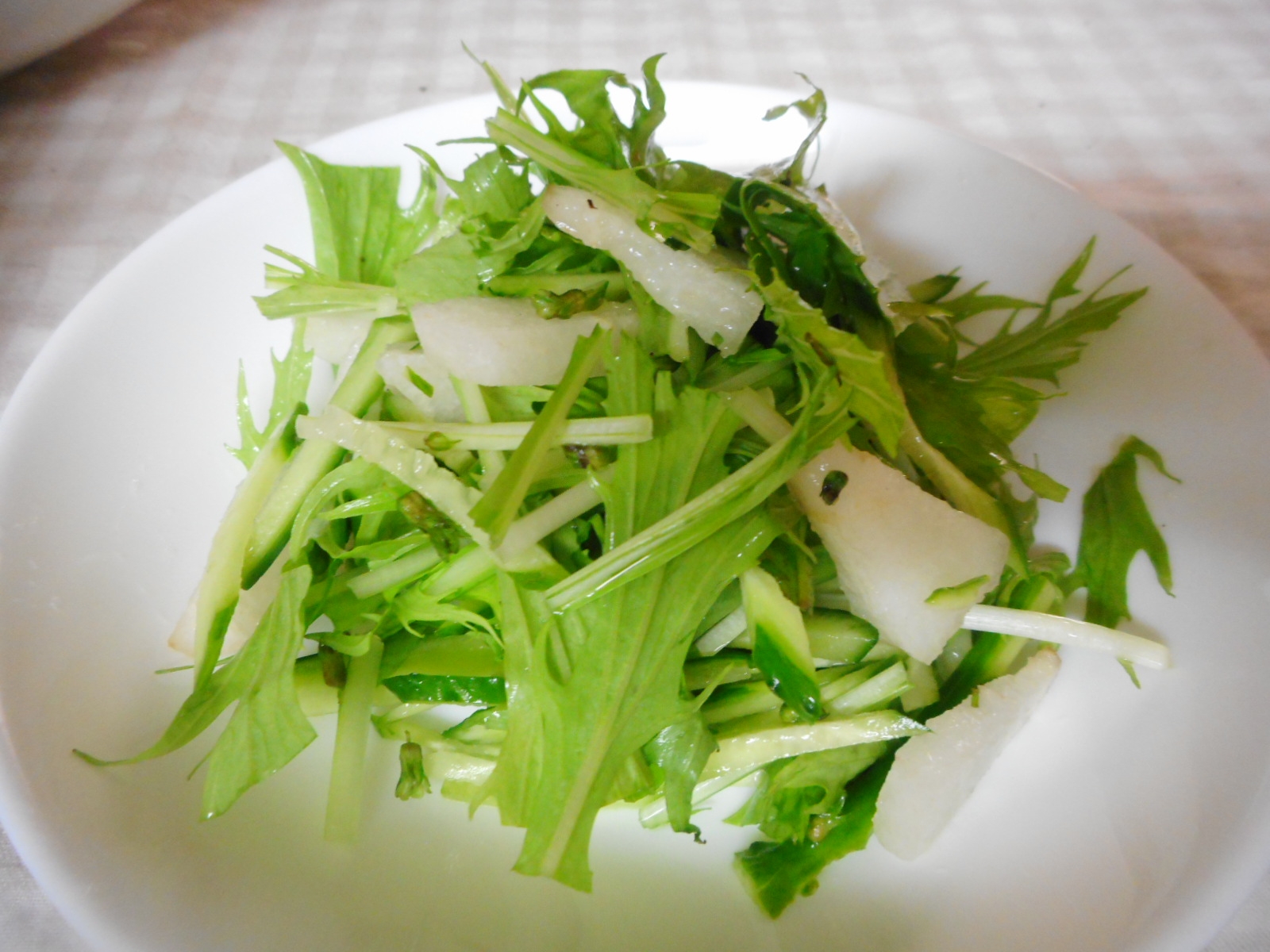 梨と水菜とシソの実のサラダ