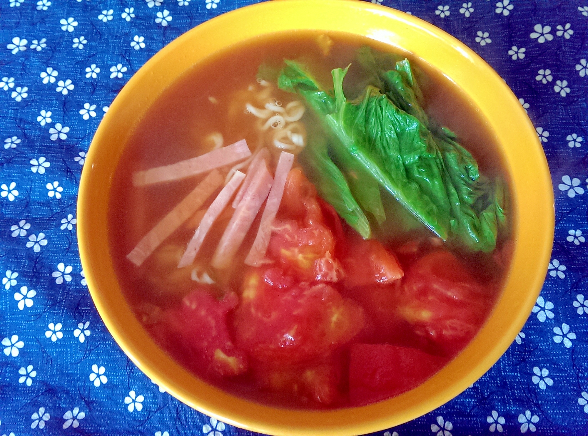 トマトとレタスとハムの味噌ラーメン