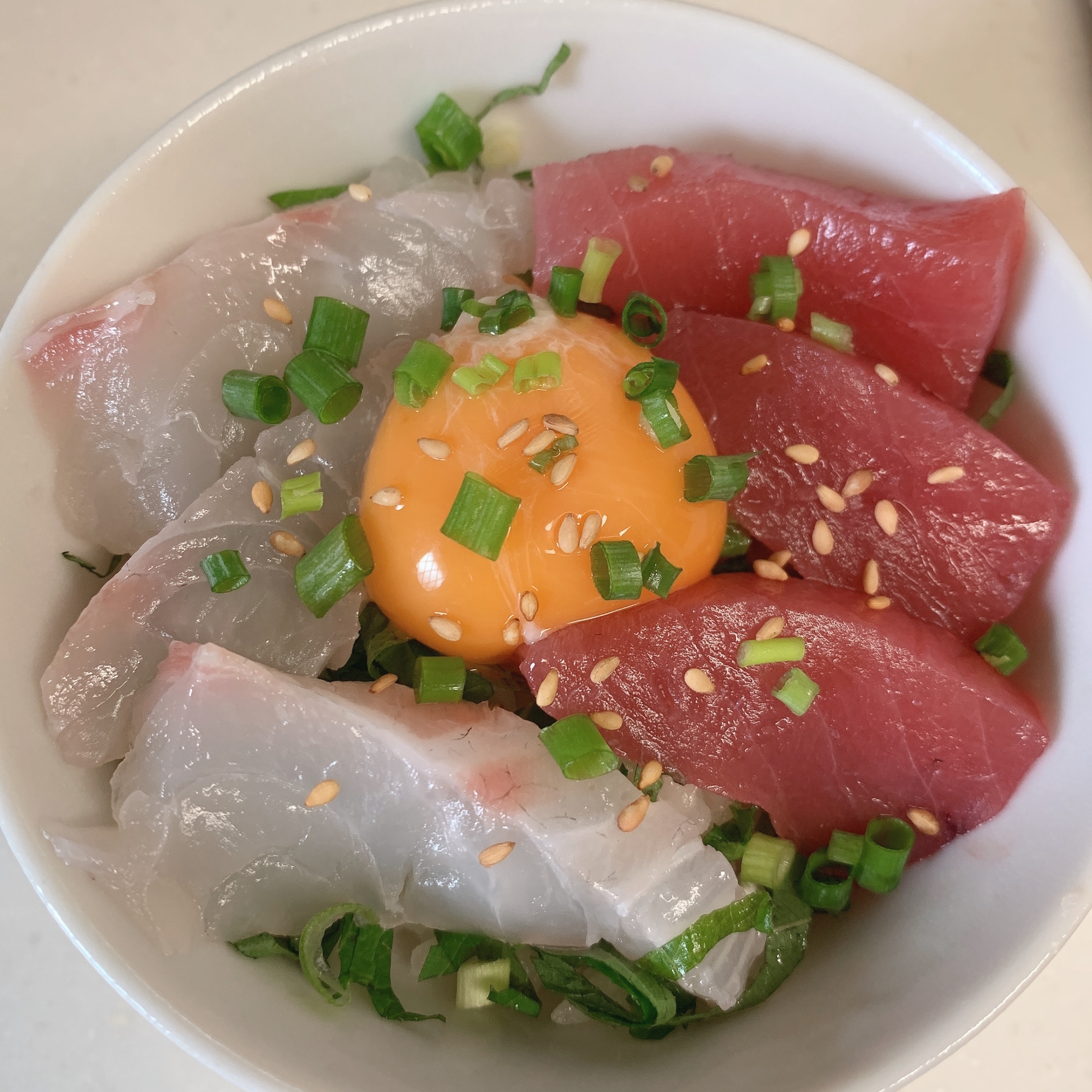 マグロと真鯛の月見丼