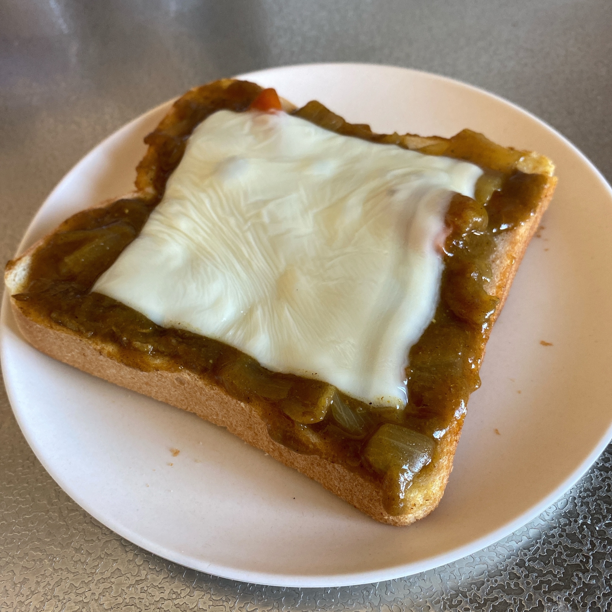 余ったカレーでカレートースト