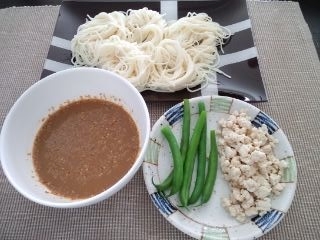 牛乳が無かったので豆乳で作りました。そしてめんつゆが少なかったのでつけ麺に。インゲン、鶏ひき肉、すりごまといただきました。おいしかったです☆また作ります♪