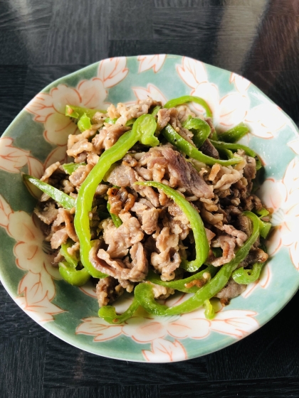 レシピを参考にして作ってみました。お肉とピーマンだけのシンプルな食材でもしっかり青椒肉絲になりますね。ご飯に合う濃い味付けで美味しくいただけました。