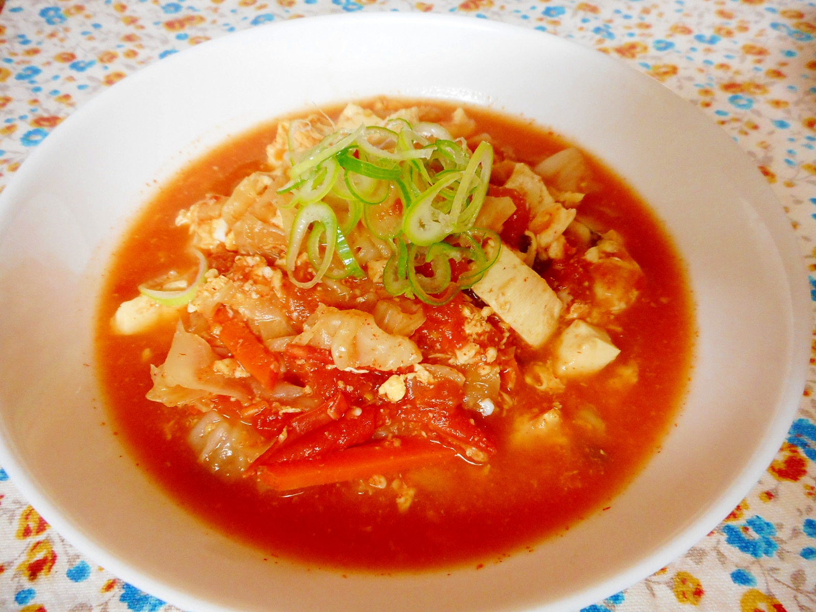 卵とキャベツの韓国風ピリ辛トマトスープ