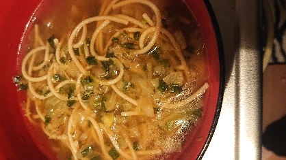 キャベツとニラの餃子風スープ