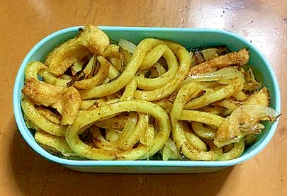 薄揚げと玉ねぎで焼きうどん（和風カレー味）