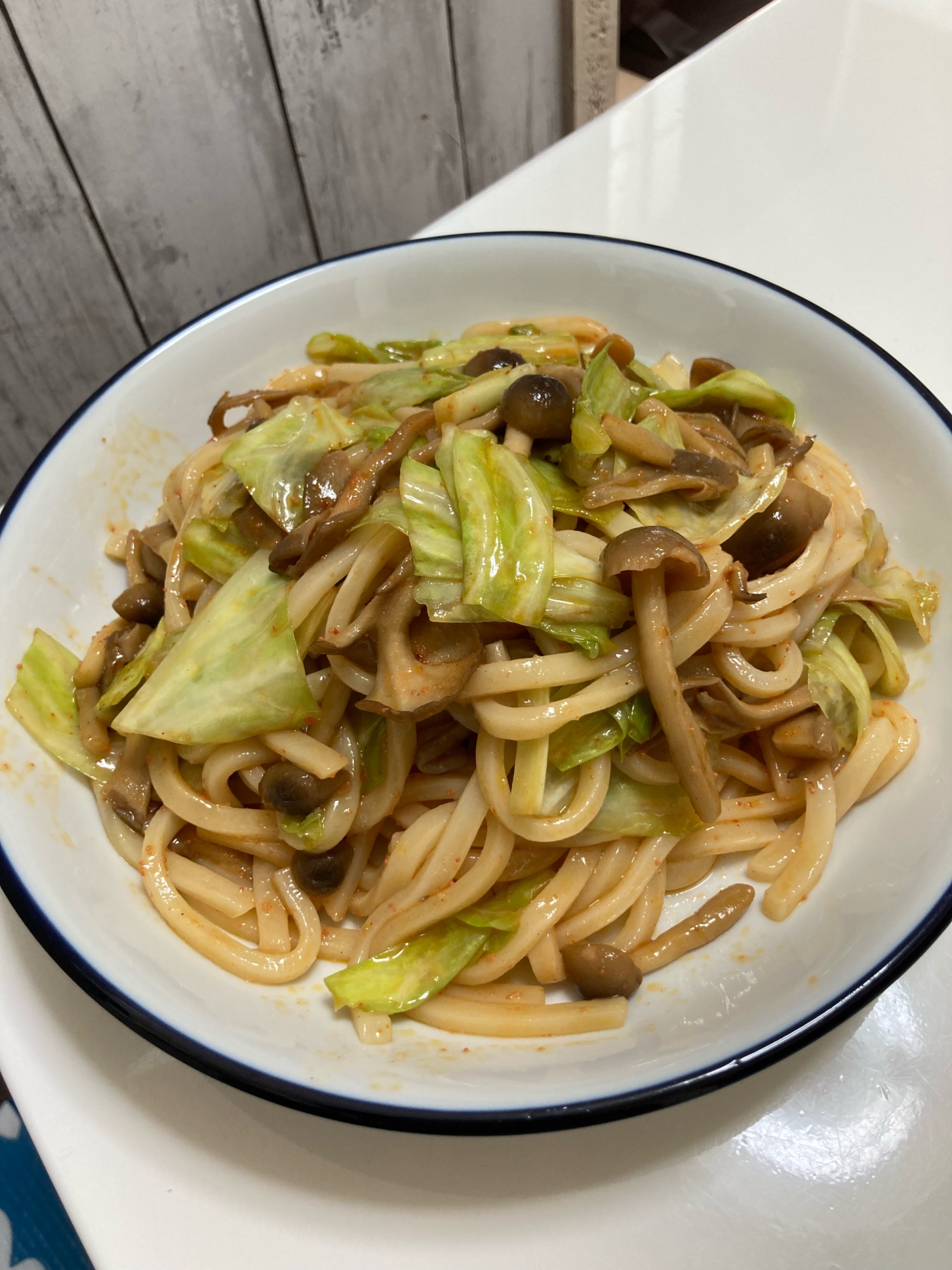 キャベツとしめじ入りの明太焼きうどん