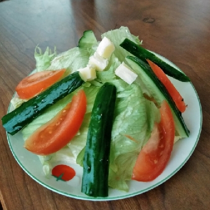 野菜とチーズのサラダ