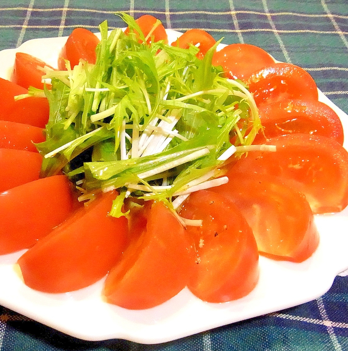 トマトと水菜のサラダ（クレイジードレッシング）