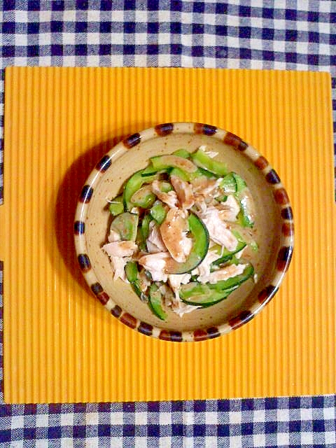 茶色い器に盛られた瓜と鶏ささみのごまドレサラダ
