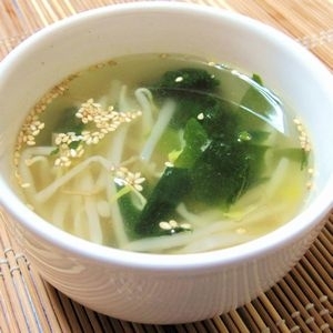 コンソメを使ってるのに、気分は中華？どんな料理でも合いそうなスープですね♪もやしのしゃきしゃきが美味しかったです。ももこ４６さん、ありがとう！