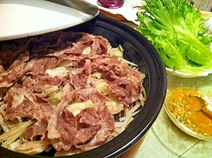 ラム肉とくず野菜の蒸し焼きタジン　ピリ辛塩麹ダレで