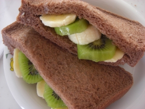 チョコ風味パンでバナナキウイサンド