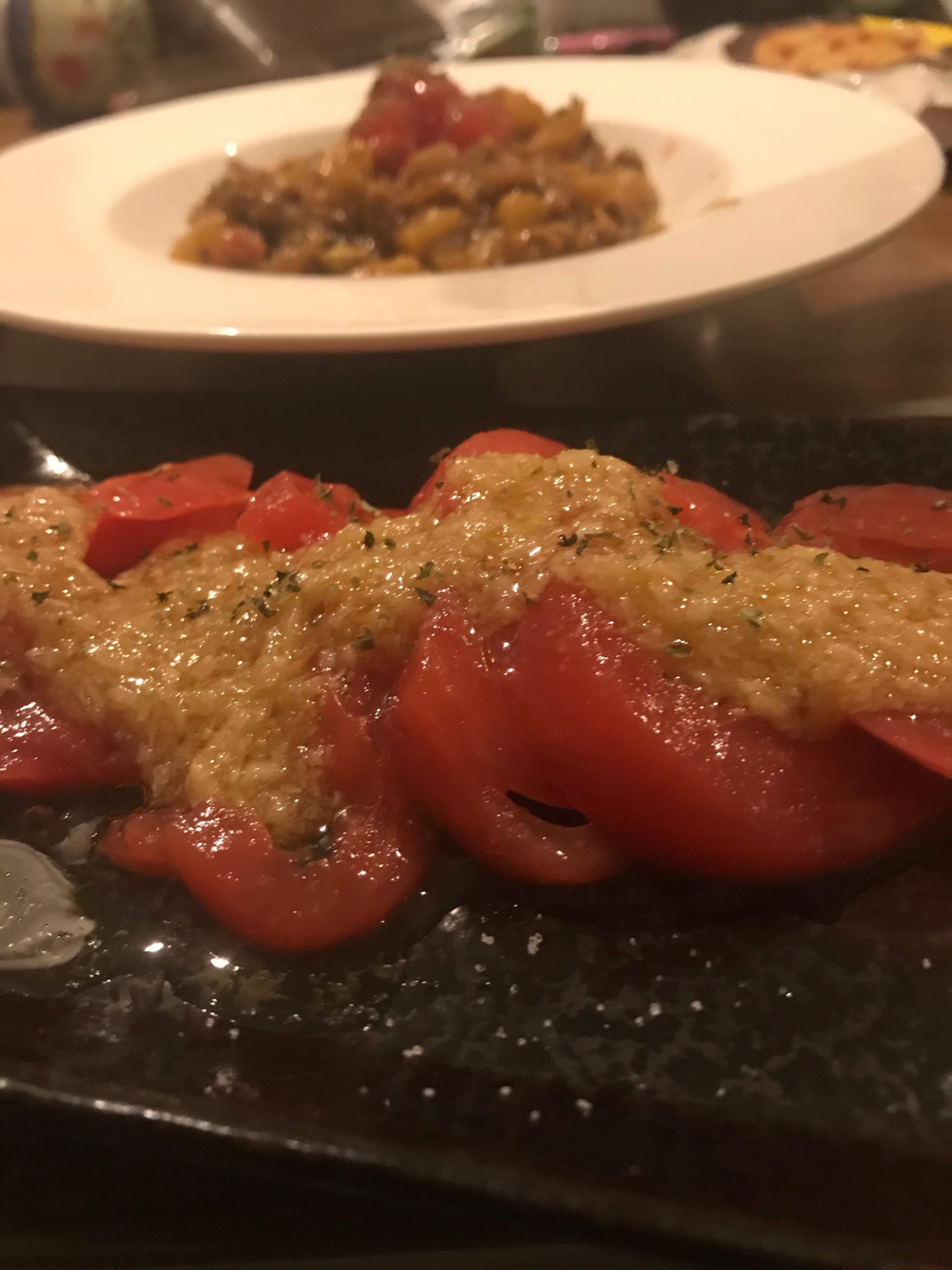 トマトとニンニクオイルのサラダ