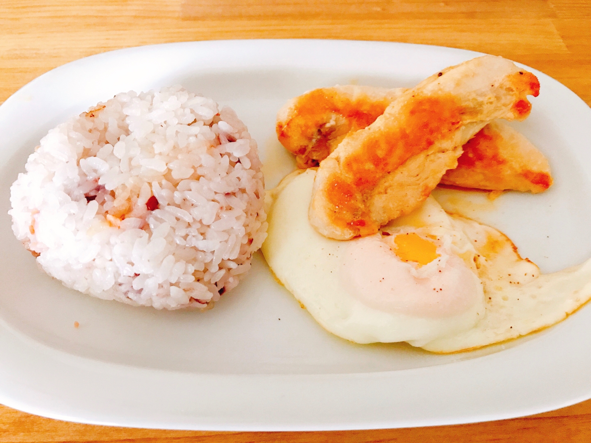 男の朝ご飯（目玉焼きと鳥のささみ）