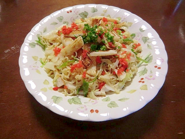 インスタントラーメンで醤油焼きそば