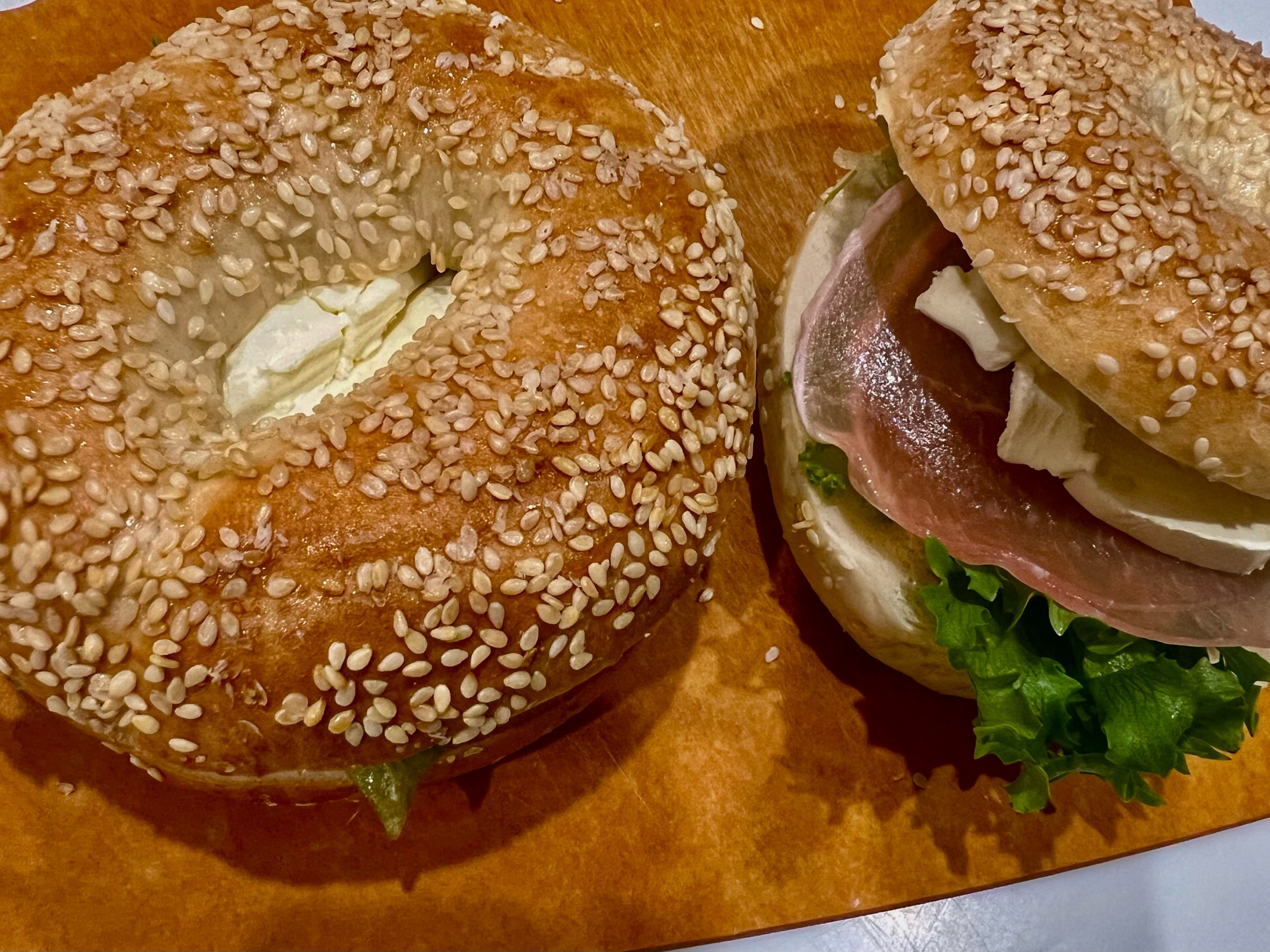 生ハムとレタスとクリームチーズのベーグルサンド