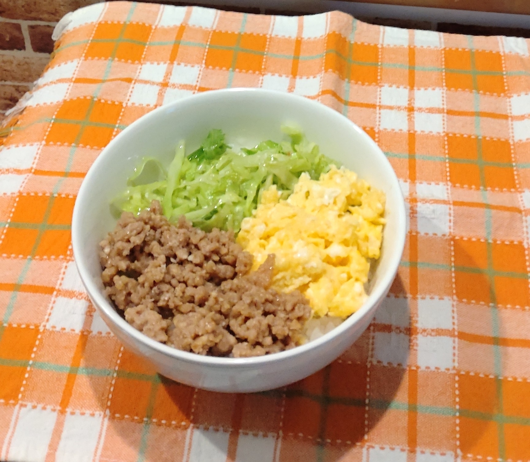 キャベツと卵と鶏そぼろの三色丼