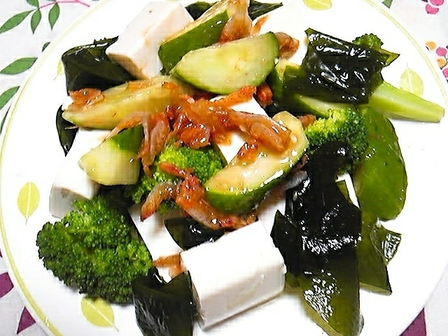 胡瓜とワカメとサクラエビの豆腐サラダ
