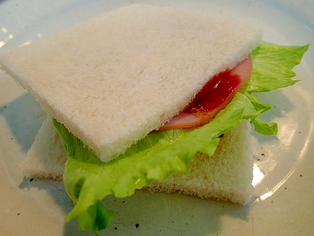 レタスとハムのカレー香るサンドイッチ