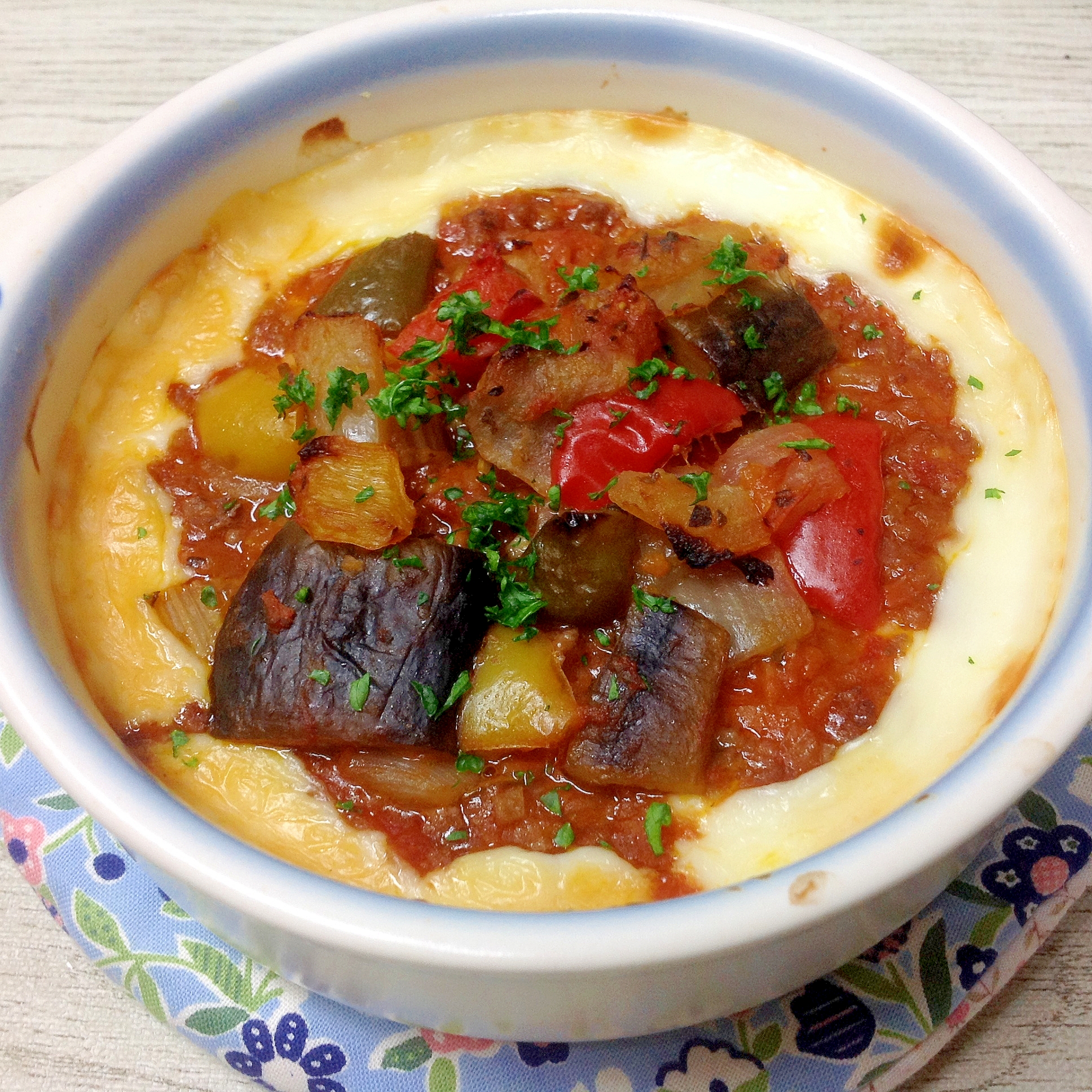 白い器に盛り付けたラタトゥイユドリア