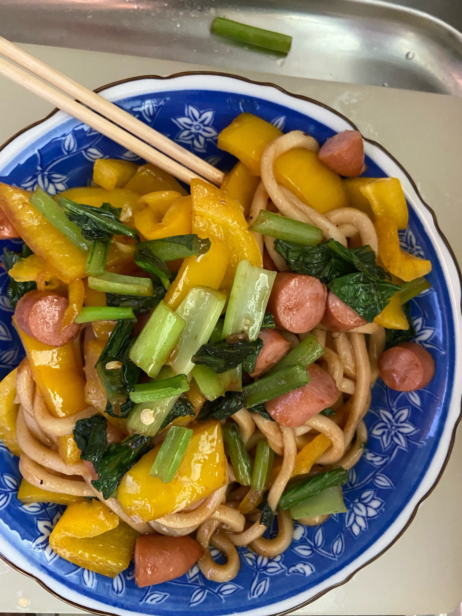 パプリカ、小松菜の焼きうどん(ウィンナー入り)