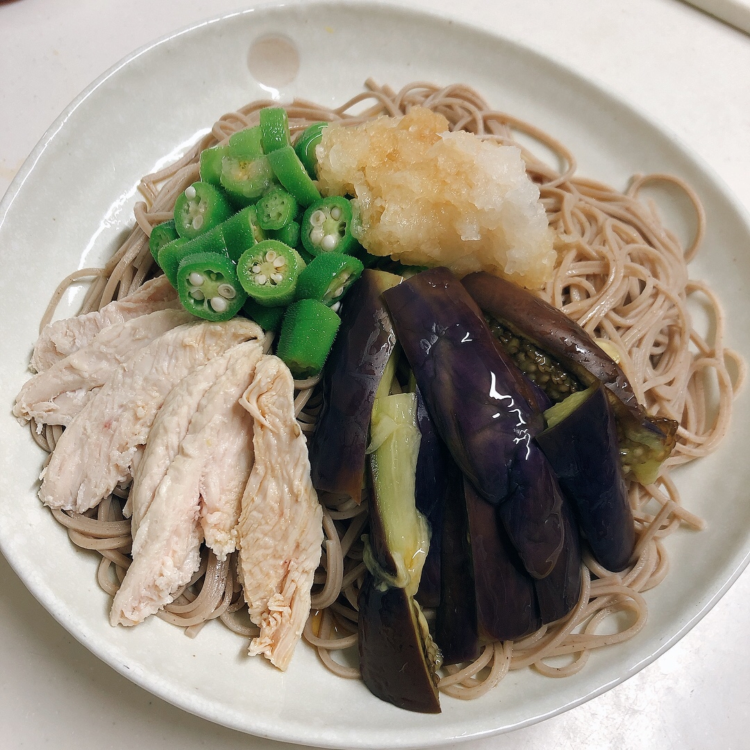 ヘルシー♪とろとろ茄子とサラダチキンのおろしそば