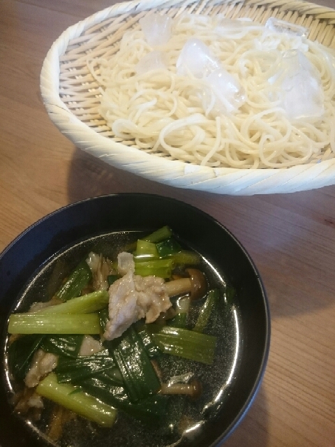 舞茸と豚バラの相性抜群！温かいつけ素麺！