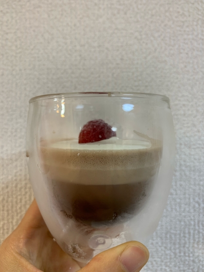 ほろ苦くて生クリームが濃厚で美味しいです。上に生クリームと苺のせました。