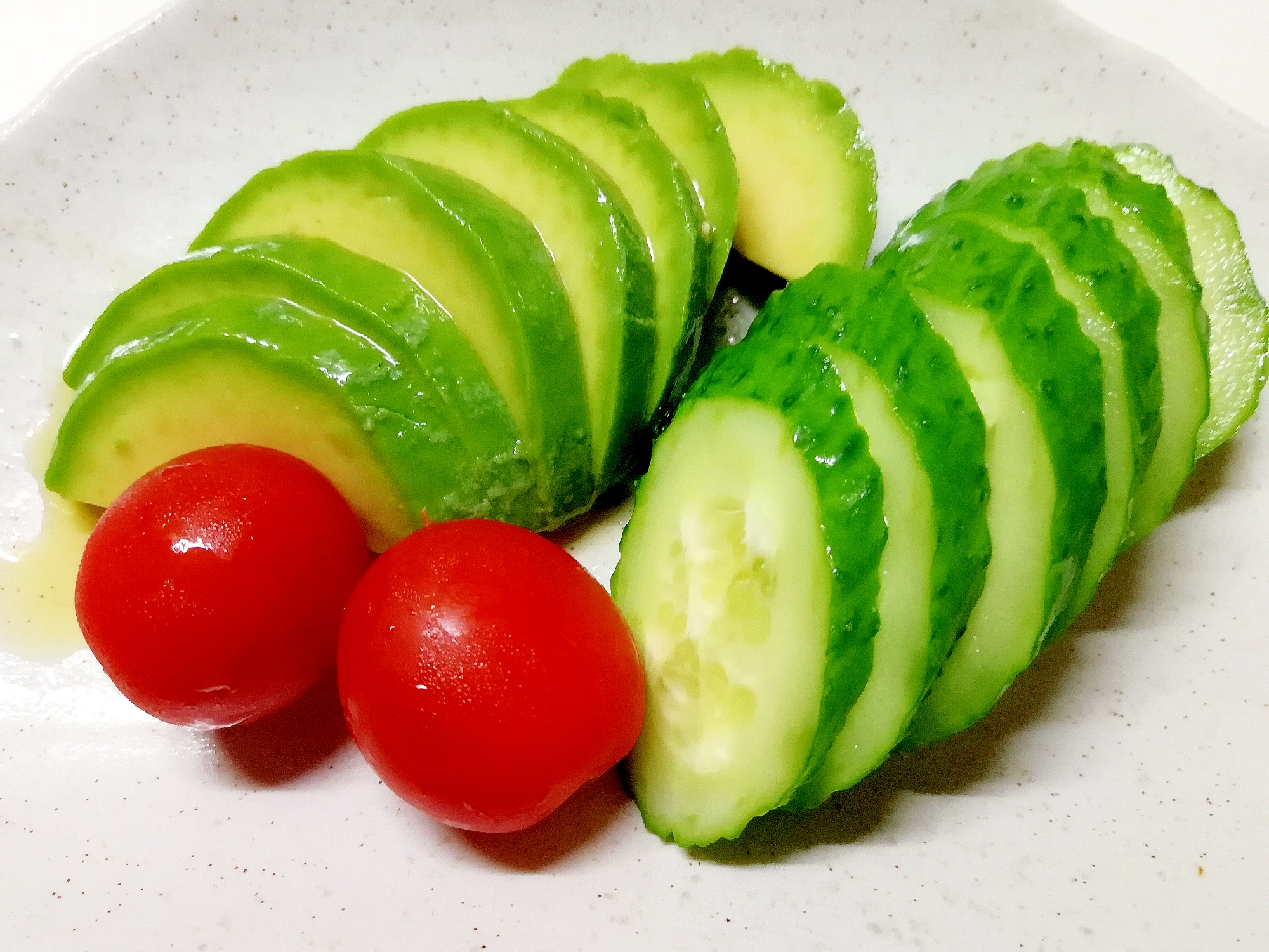 やってみて!　アボカドとミニトマトの糠漬け